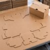 Cajas suajadas de cartón corrugado sobre diseño